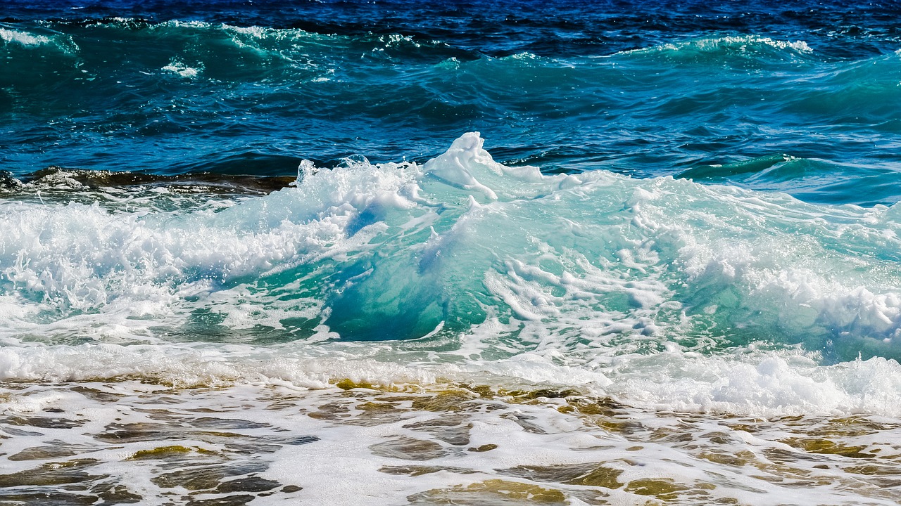 Image - wave smashing foam spray sea