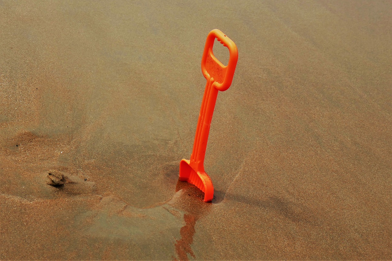 Image - beach play sand shovel sea