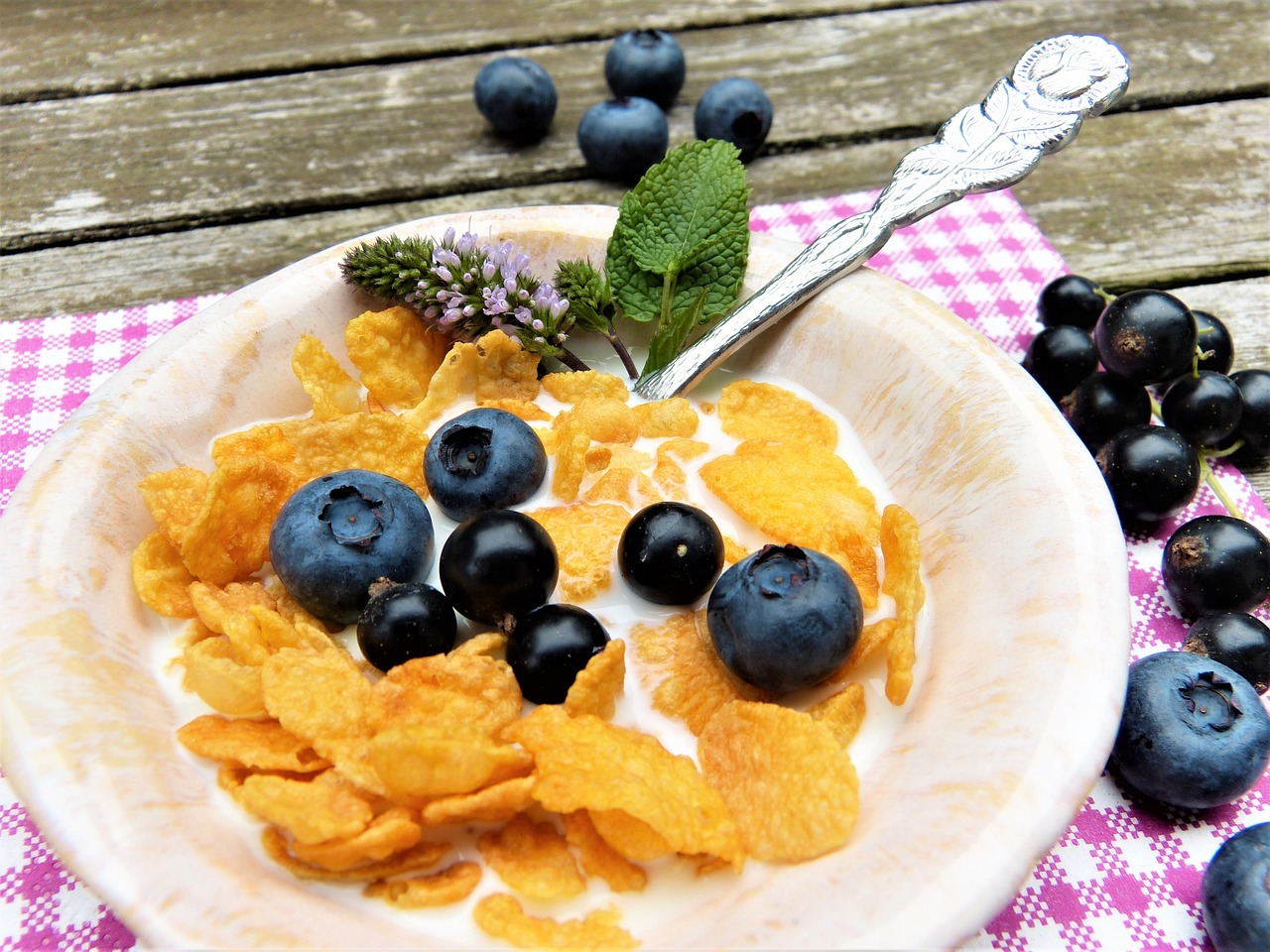 Image - corn flakes milk berries