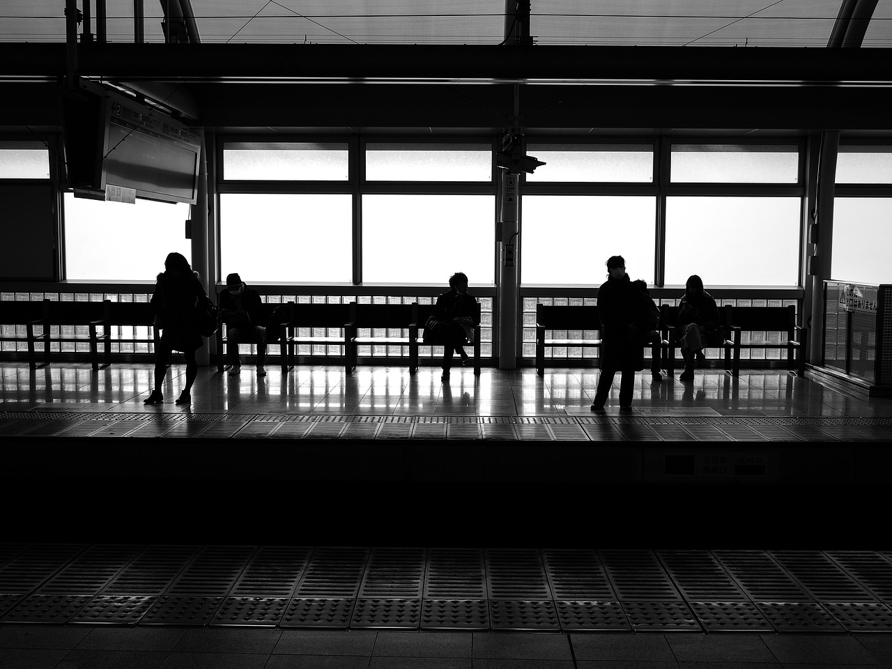 Image - train subway station railroad wait