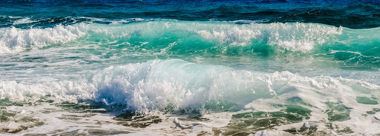 Image - wave smashing foam spray sea