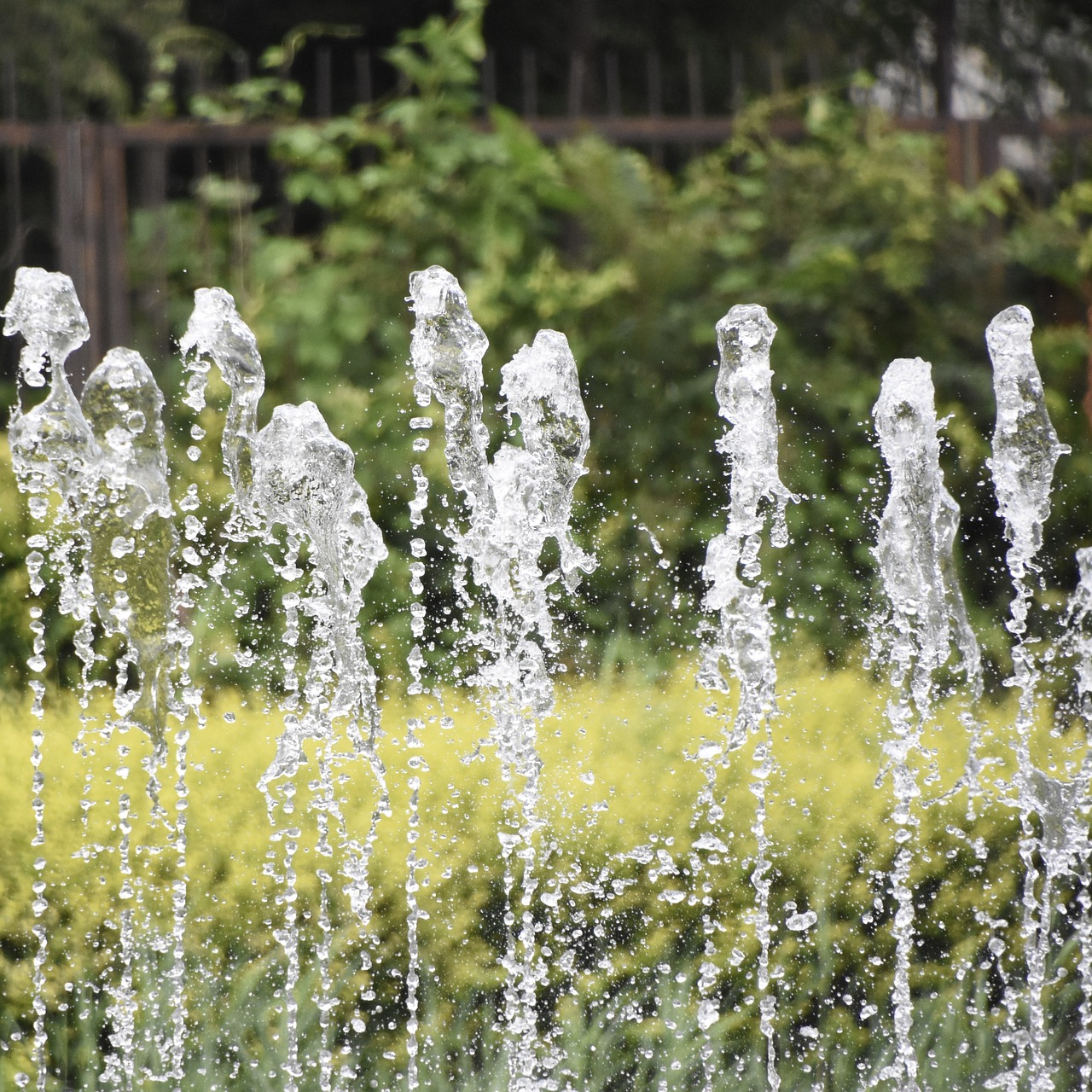 Image - fountain water drops close up