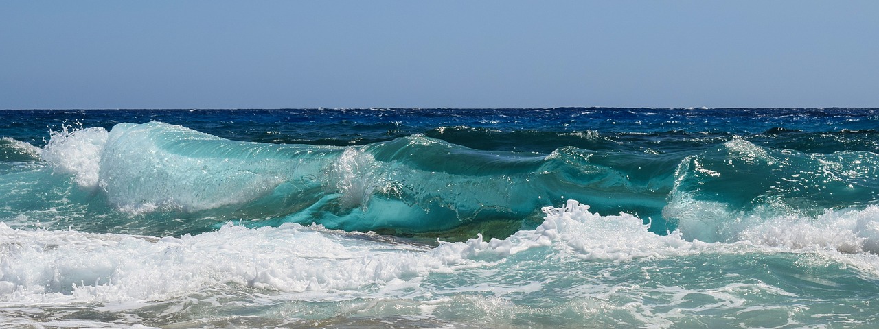 Image - wave smashing foam spray sea