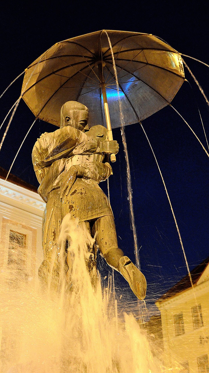 Image - kissing statue umbrella couple