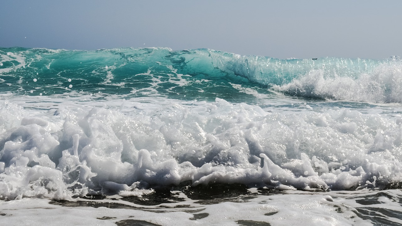 Image - wave smashing foam spray sea