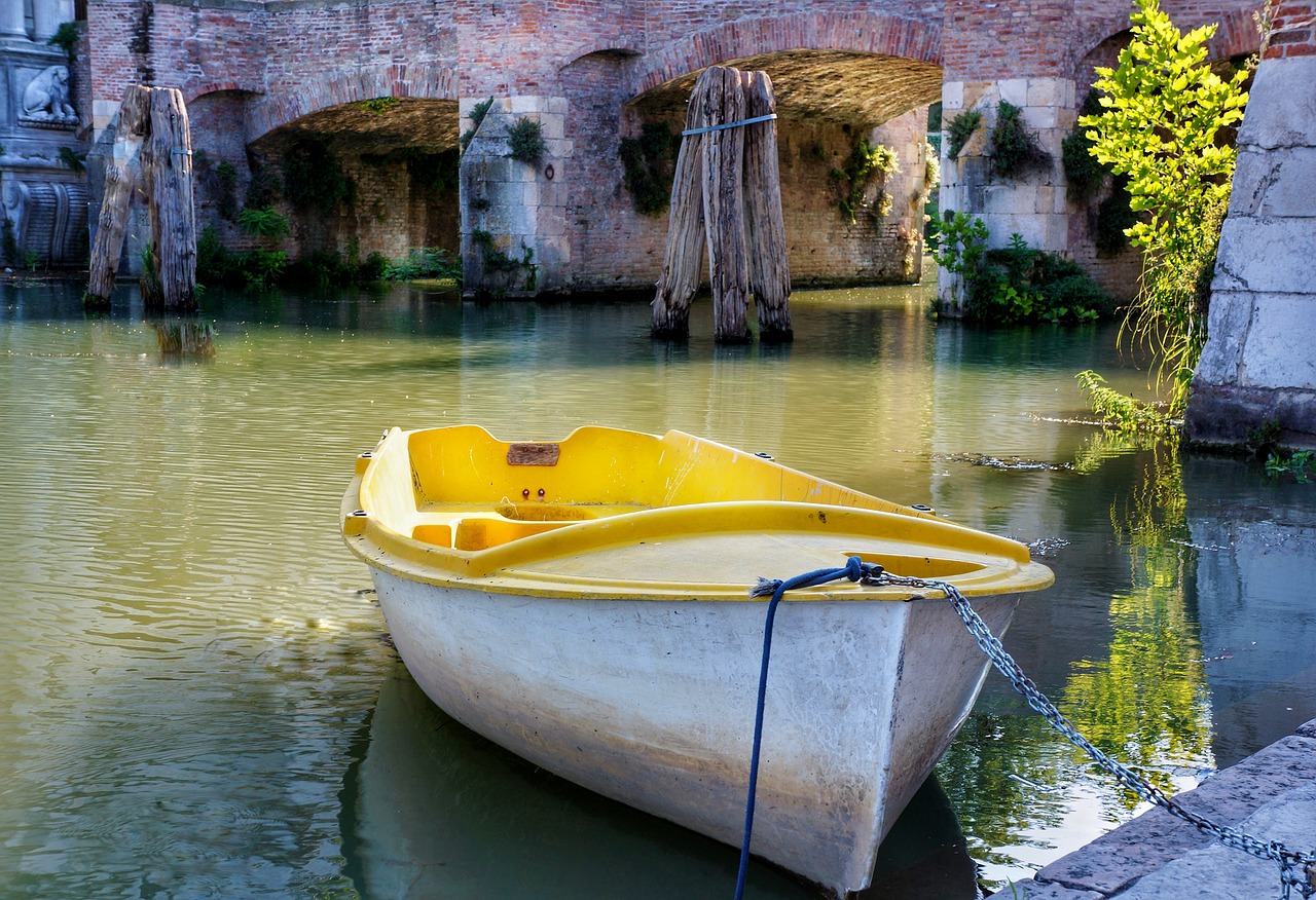 Image - boat river bridge verona italy