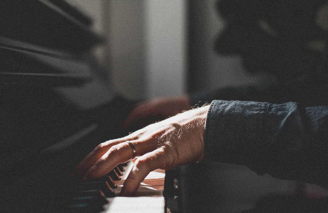 Image - people hand ring piano organ