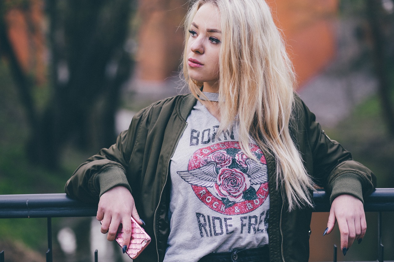 Image - people woman girl sitting waiting