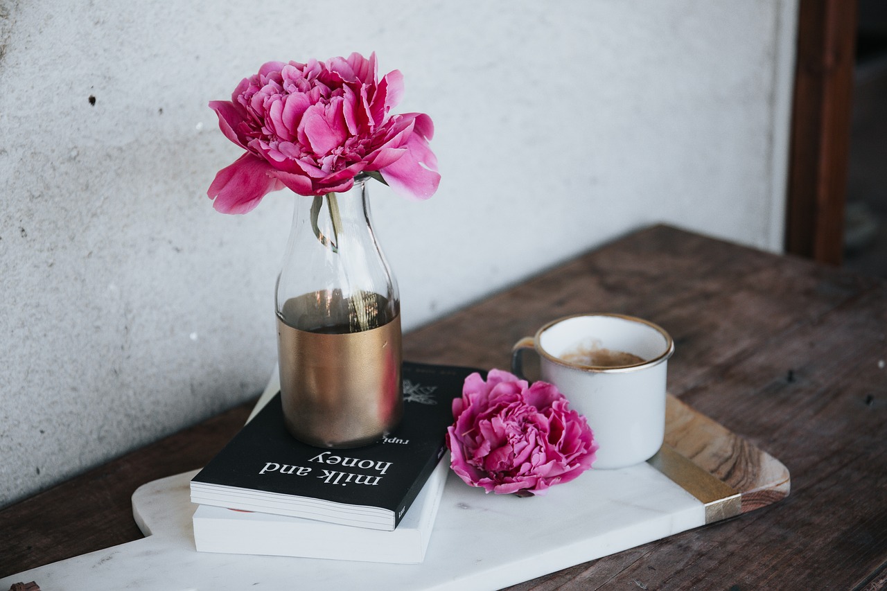 Image - pink flower vase display table