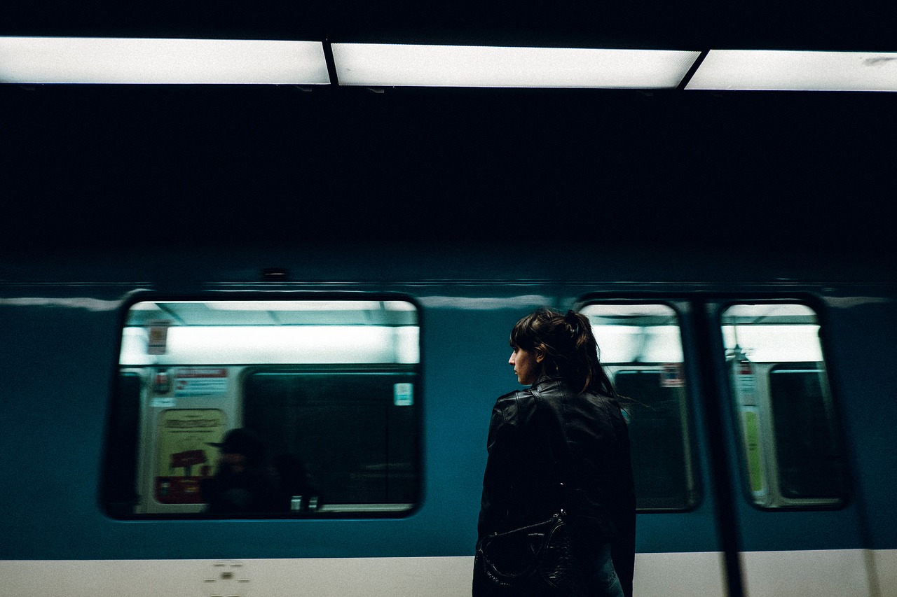 Image - train station railway passengers