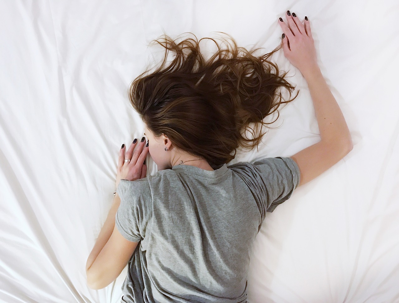 Image - white sheet bed room people girl