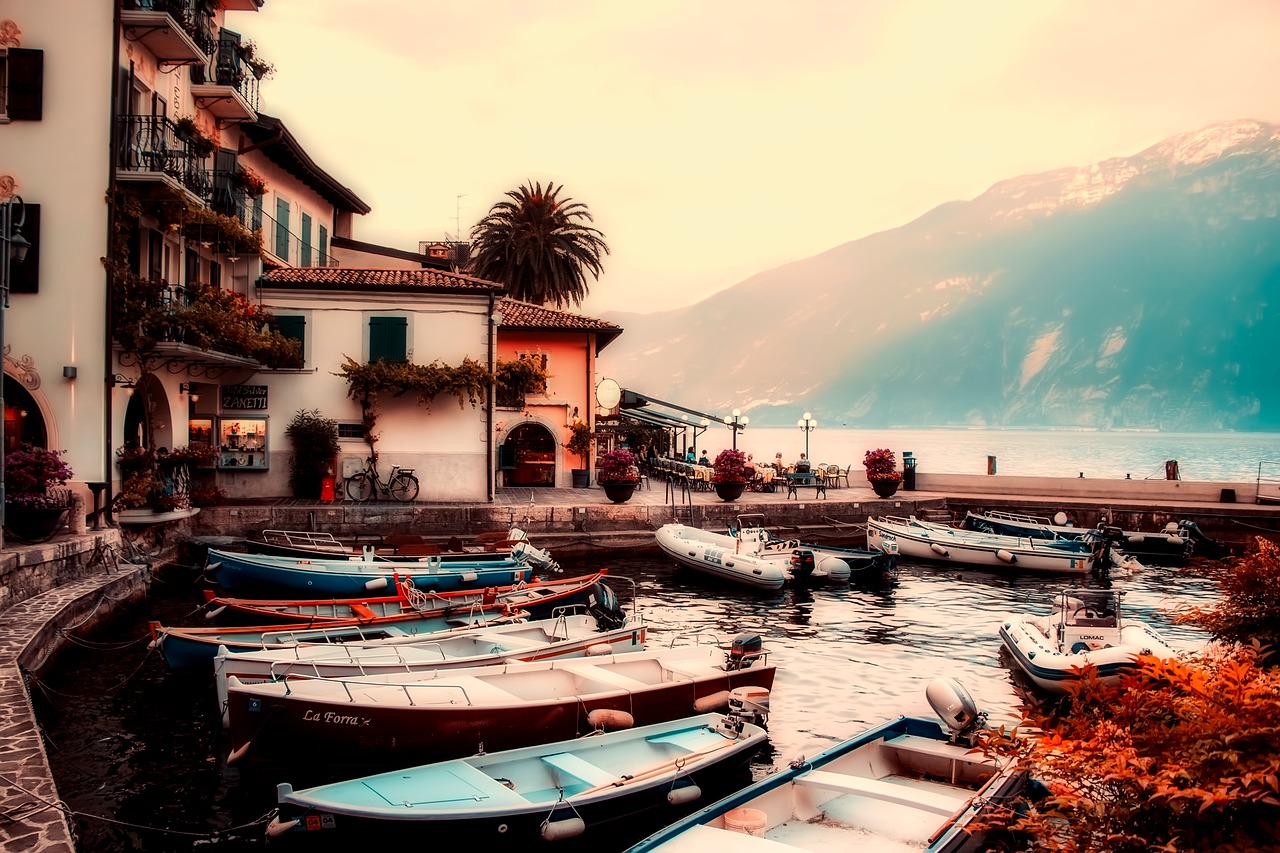 Image - lake garda italy boats sunrise fog