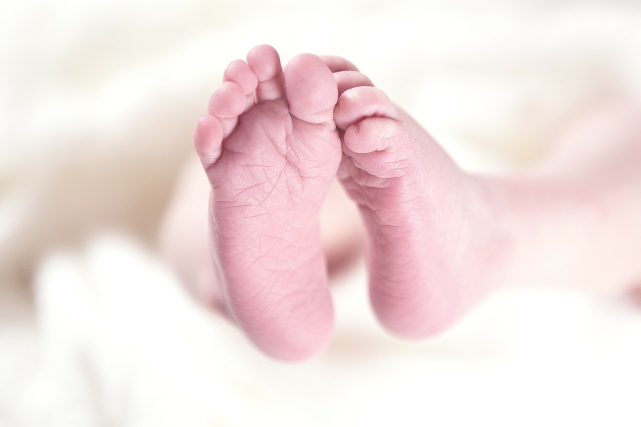 Image - baby ten small newborn feet child