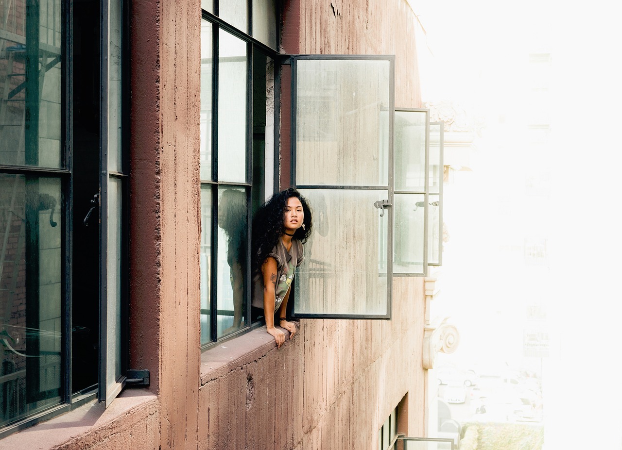 Image - building apartment windows people