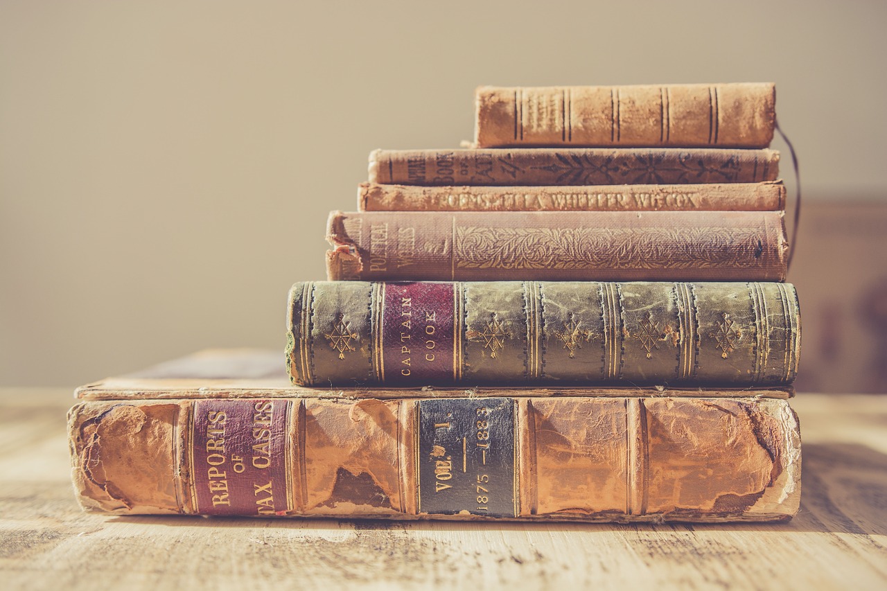 Image - book old vintage chipped table