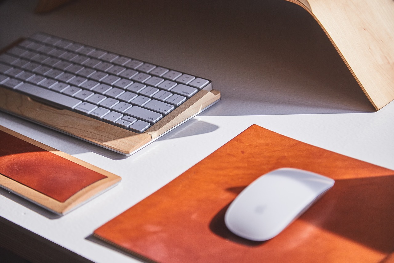 Image - apple mouse keyboard table office