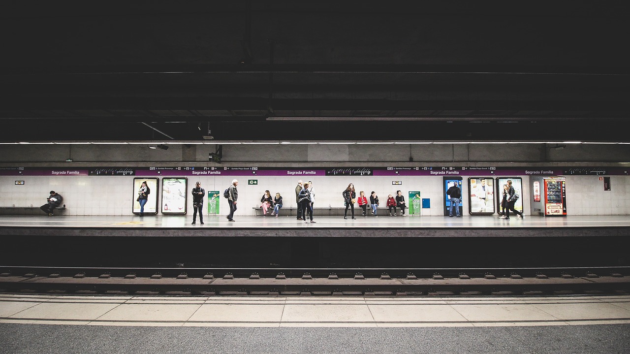 Image - people waiting passengers train
