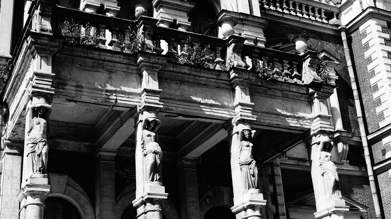 Image - black and white columns sculpture