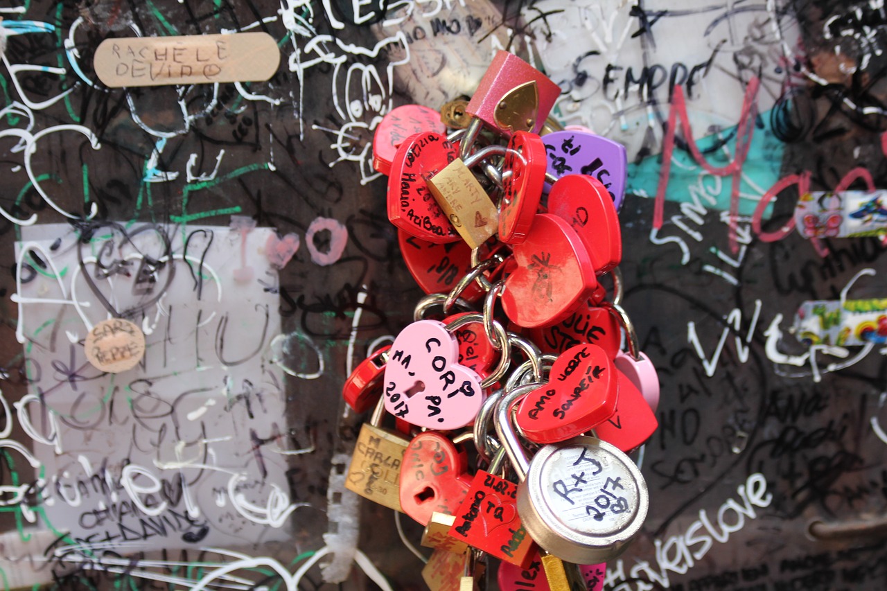 Image - castle key love heart red verona