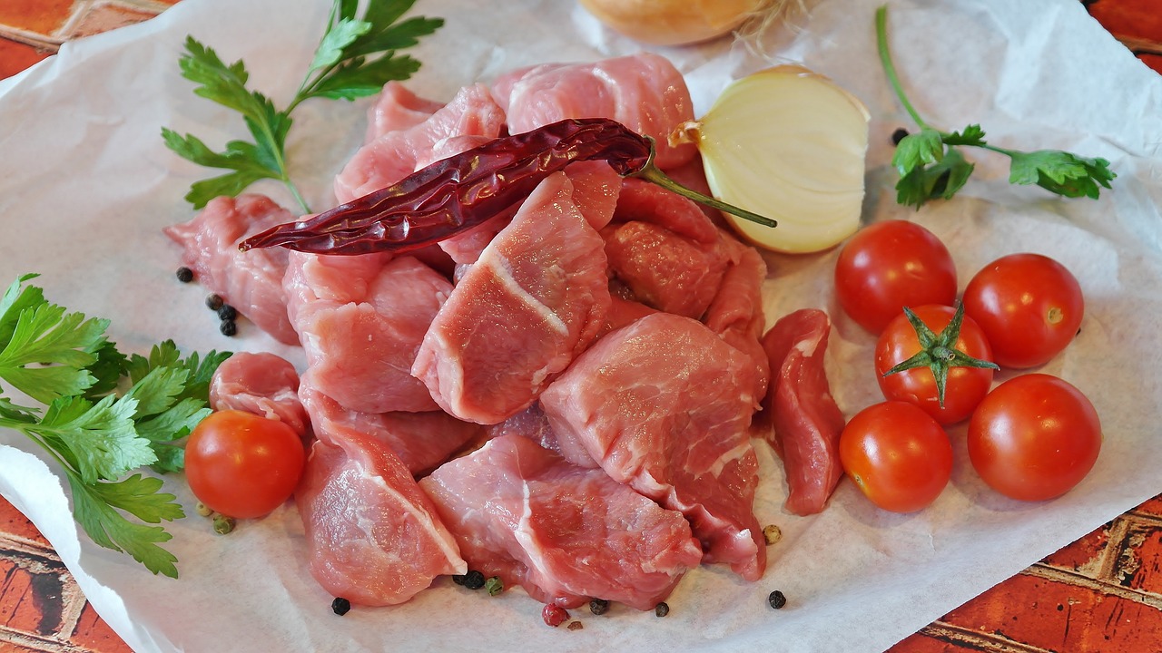 Image - goulash meat pork raw court