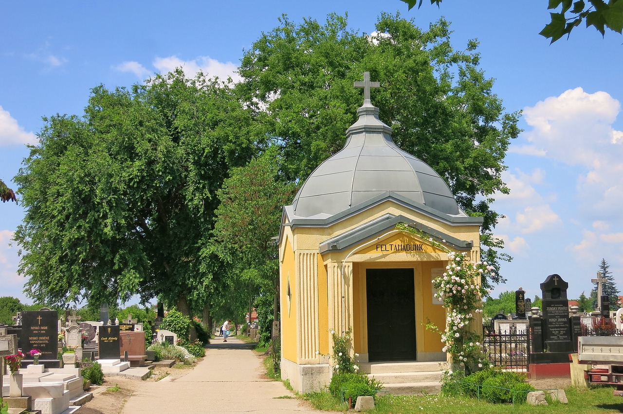 Image - hungary tiszakecske chapel cemetery