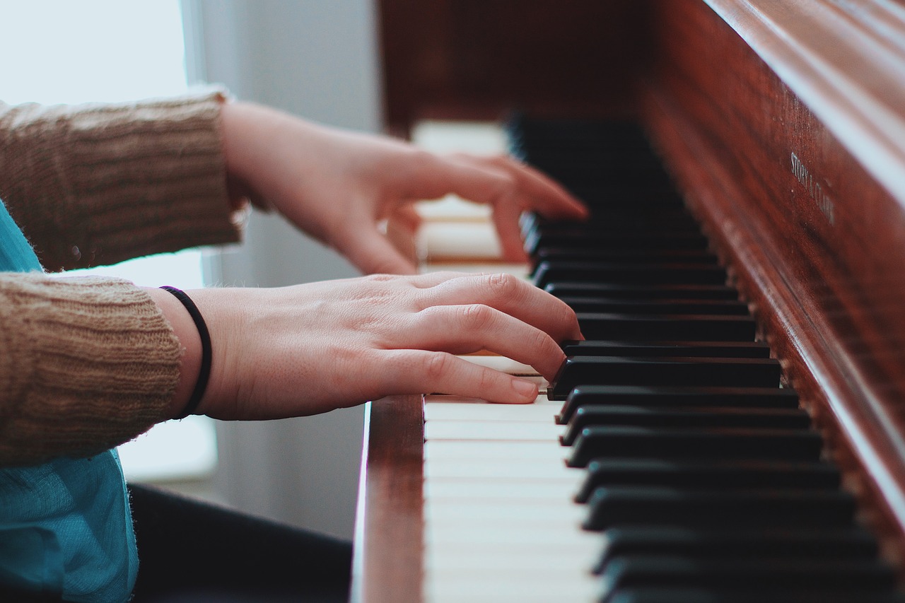 Image - people hands piano instrument