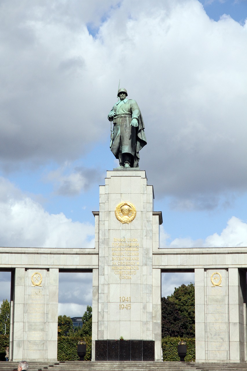 Image - berlin soviet soldier monument