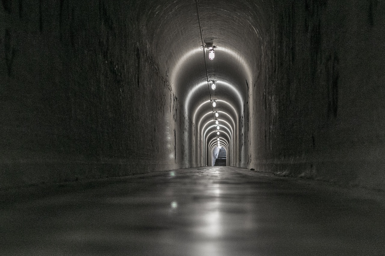 Image - tunnel floor dark lamp light