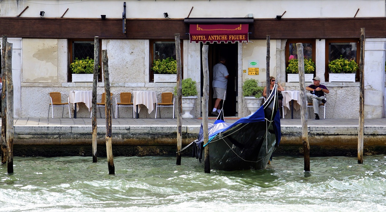 Image - venice gondola canal restaurant