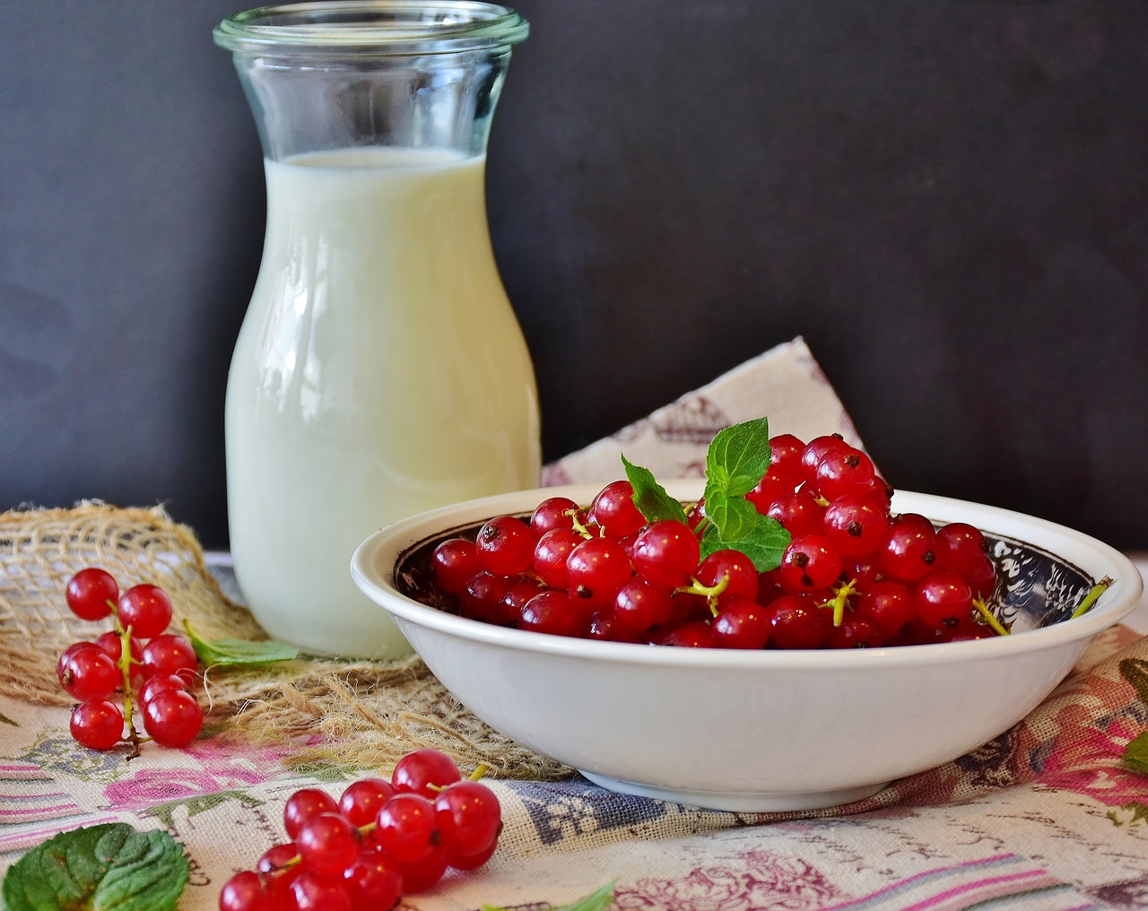 Image - milk berries currant shake