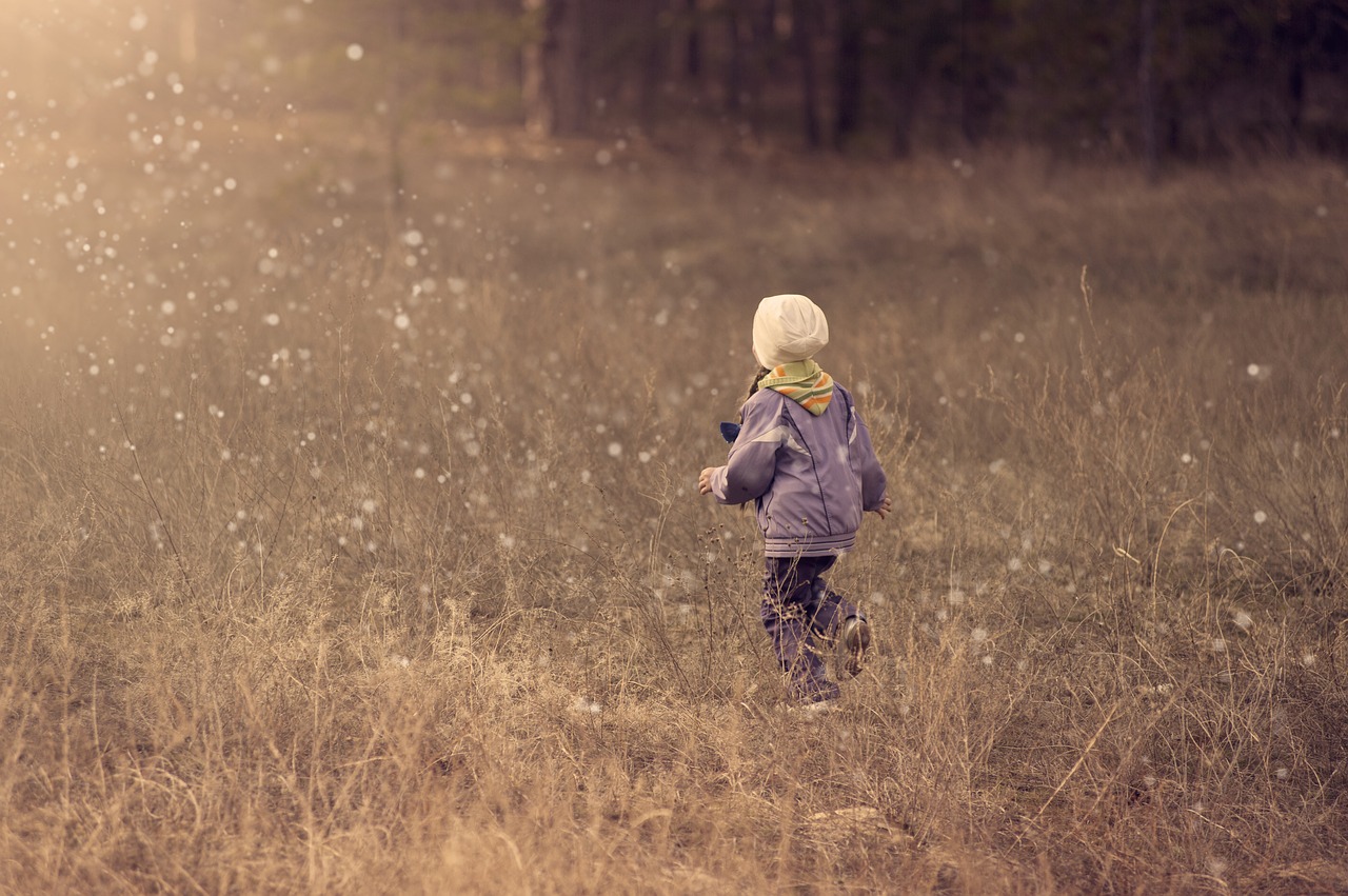 Image - kid child girl back grass playing
