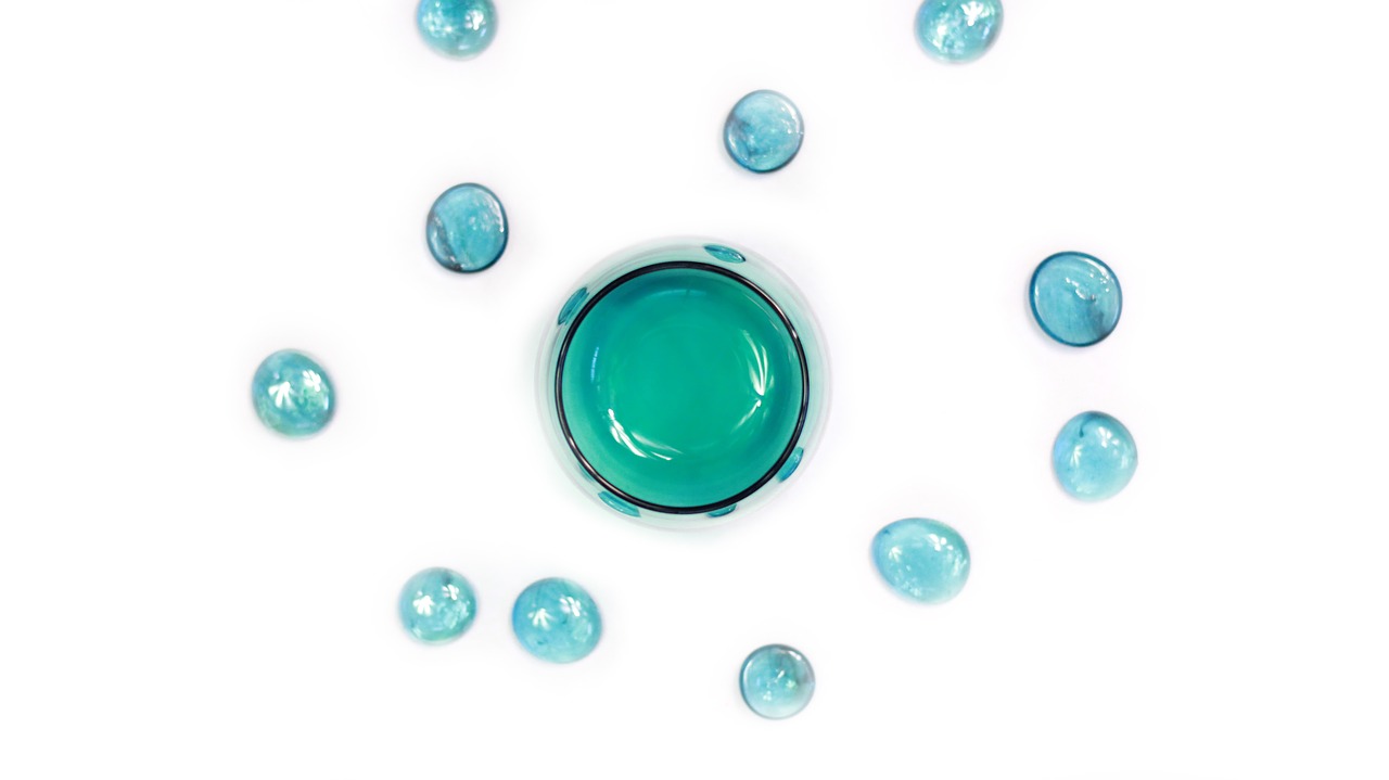 Image - water drop white blue green table