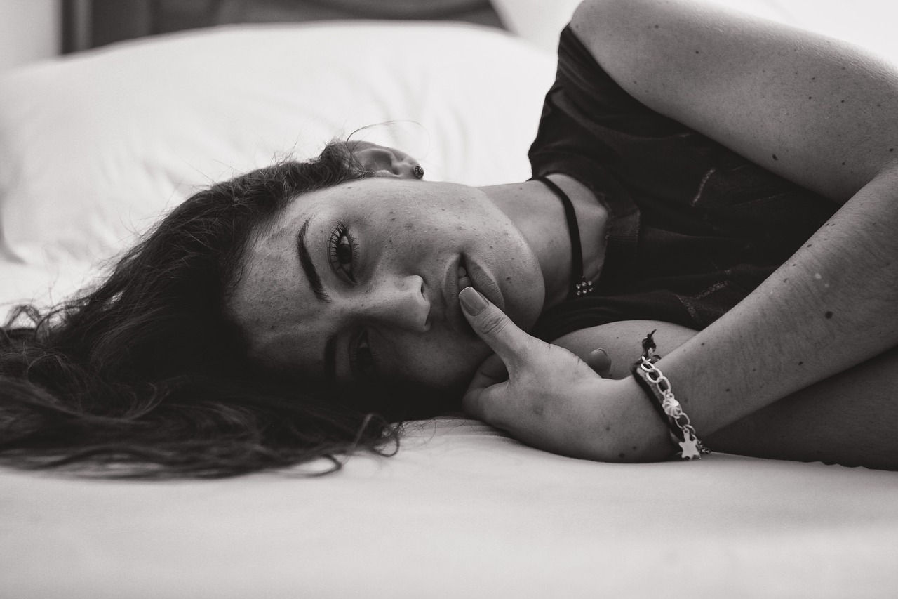 Image - people woman bed sheets chill