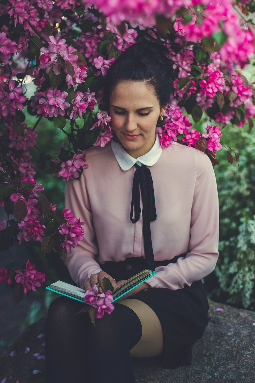 Image - people girl woman sitting reading