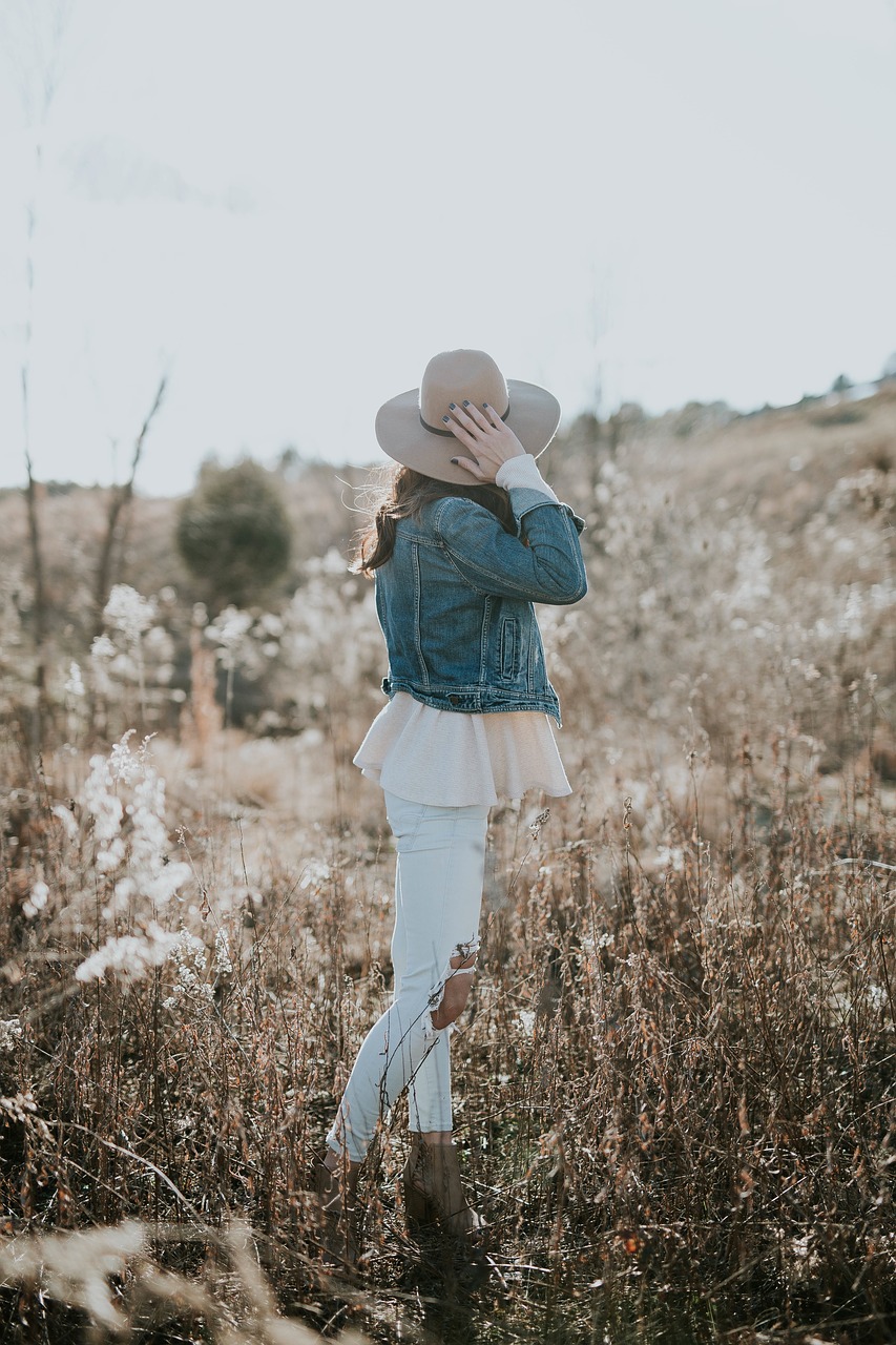 Image - bokeh blur ripped jeans people