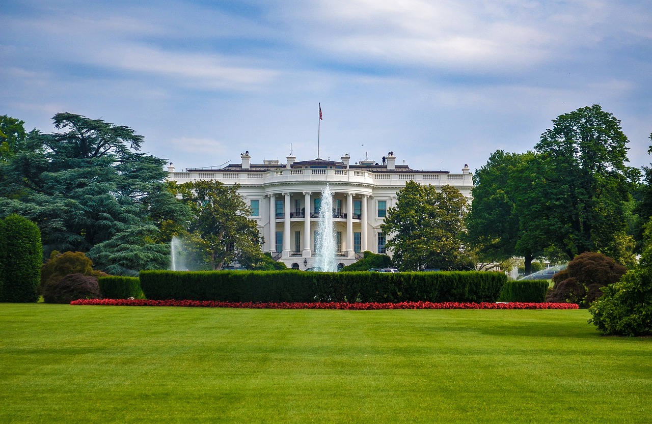 Image - white house building fountain