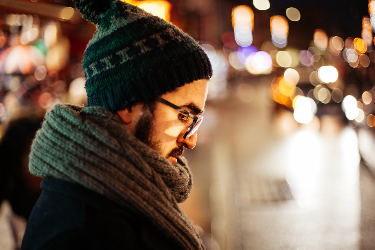 Image - beanie scarf eyeglasses blur bokeh