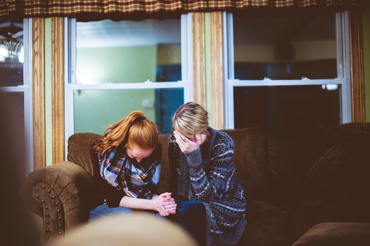 Image - people women cry couch sofa