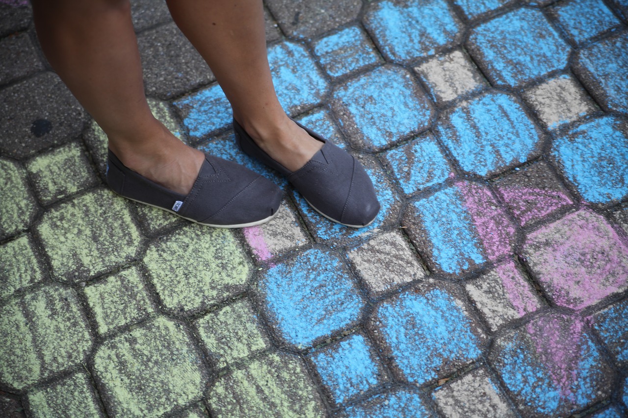 Image - shoes toms floor color bricks