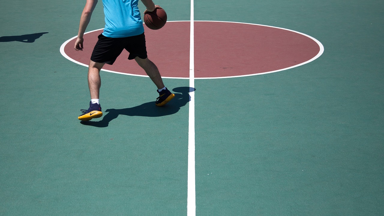 Image - basketball ball spalding court
