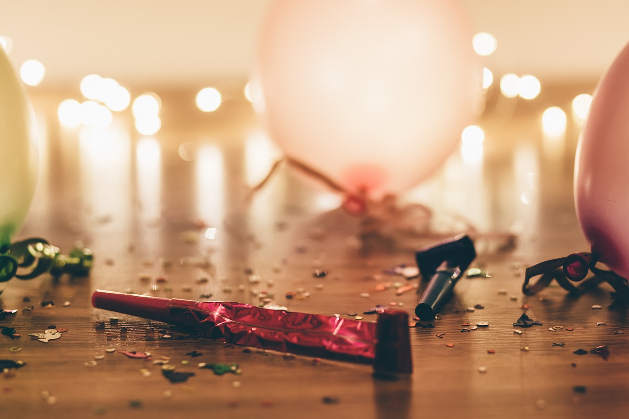 Image - balloon decor table reflection