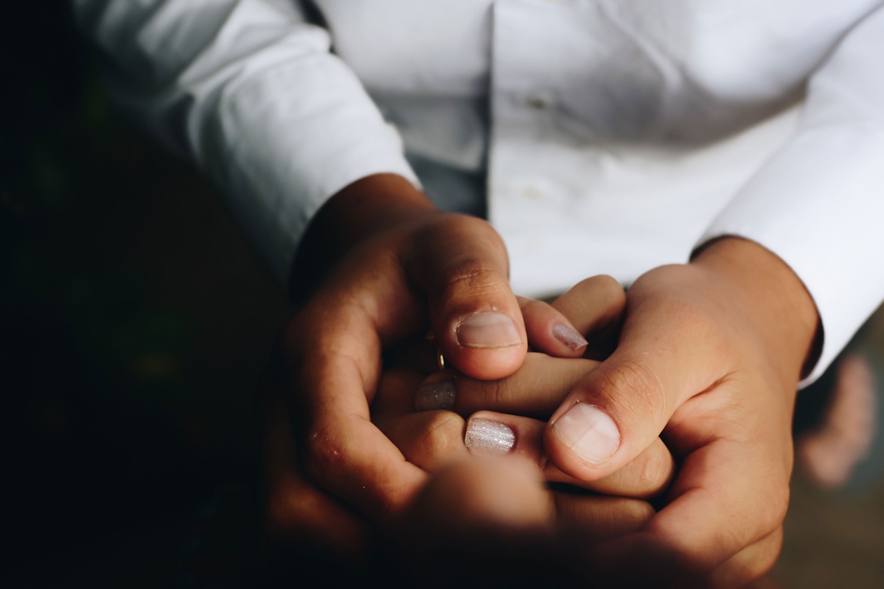 Image - holding hands sleeves nail