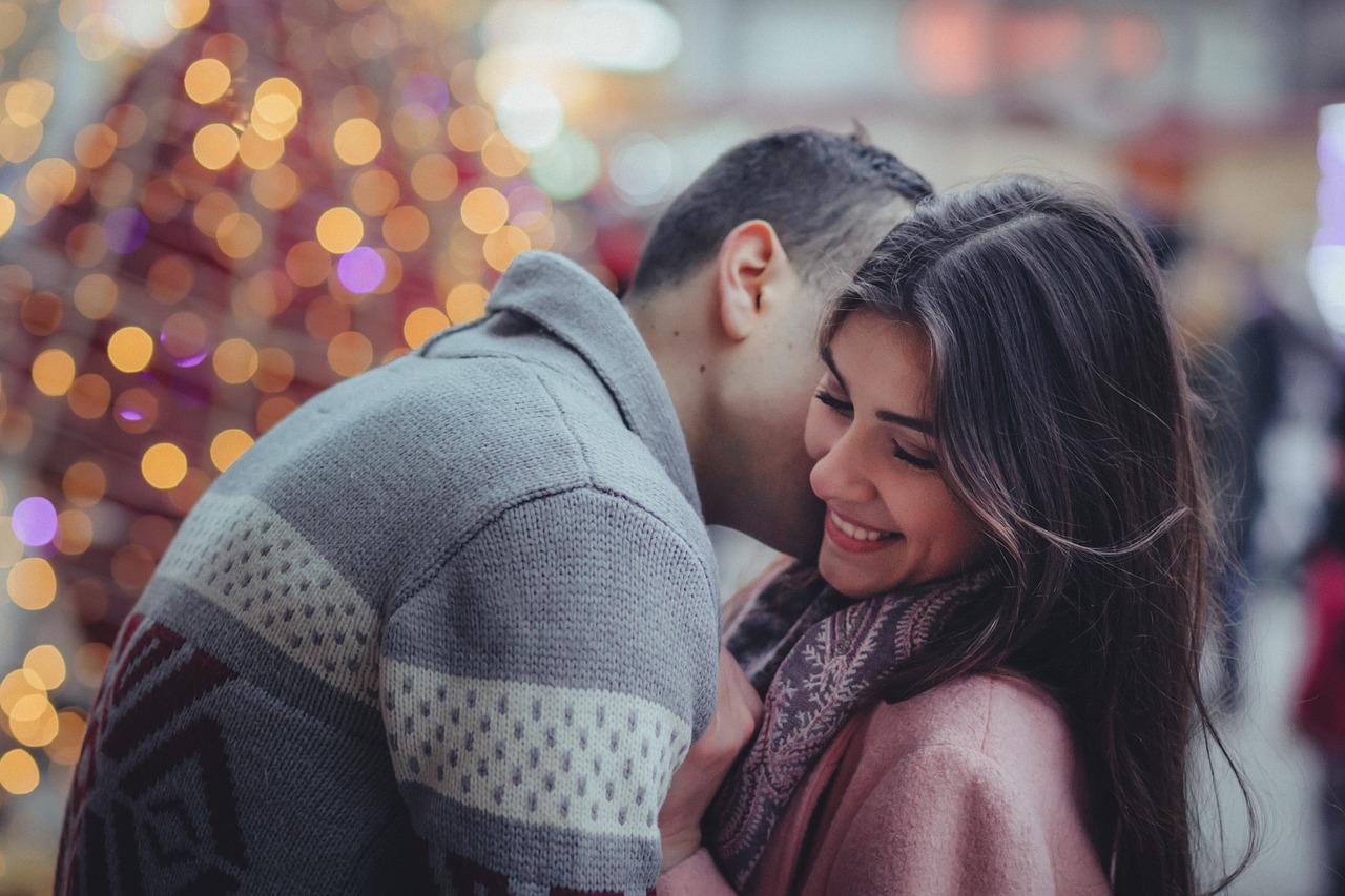 Image - bokeh people couple happy kiss