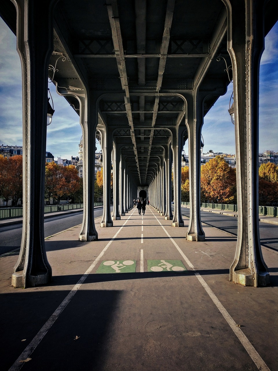 Image - bridge urban city people couple