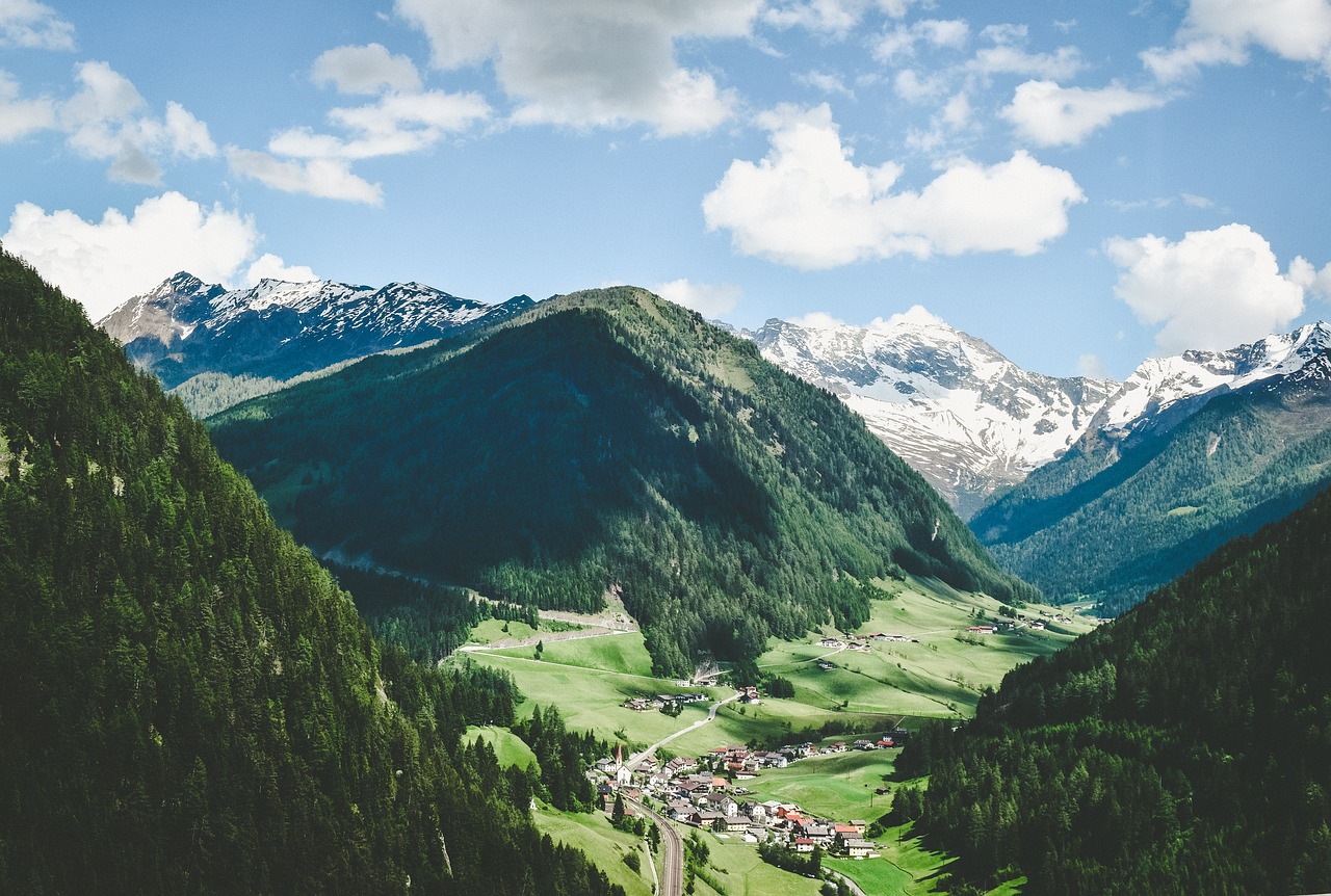 Image - green grass highland mountain