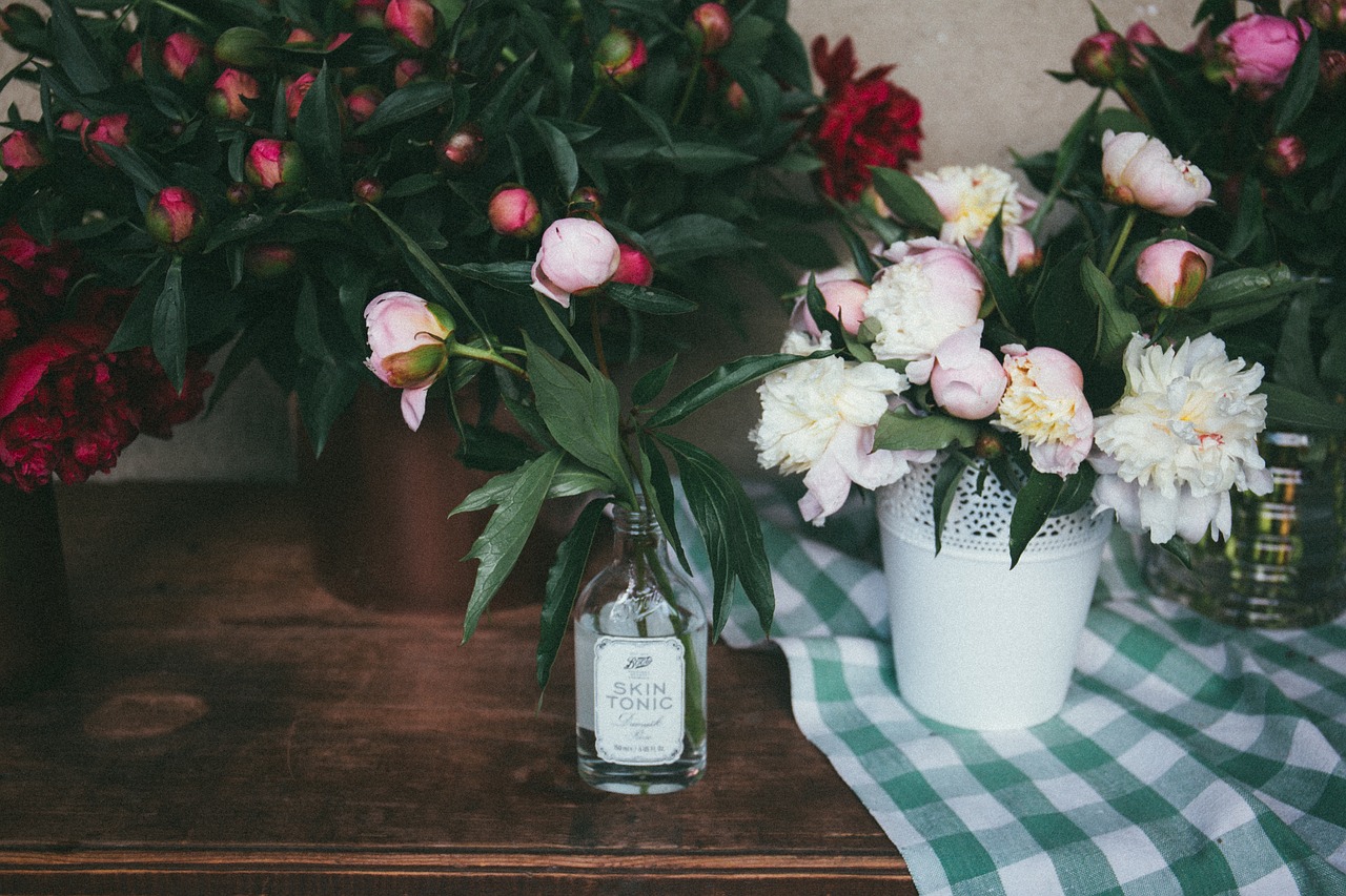 Image - wooden table green leaf flowers