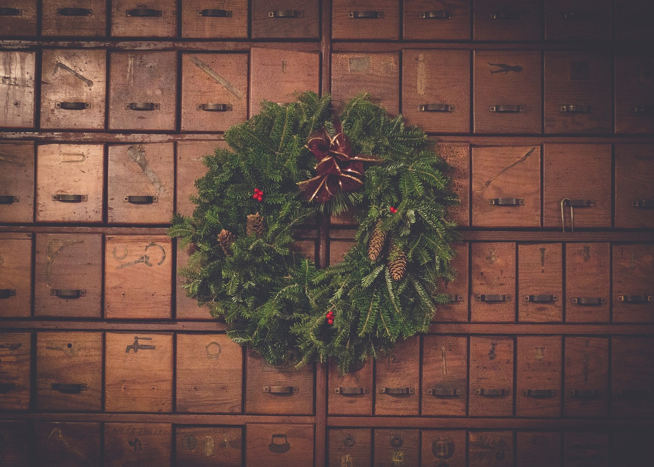 Image - brown wooden box green wreath