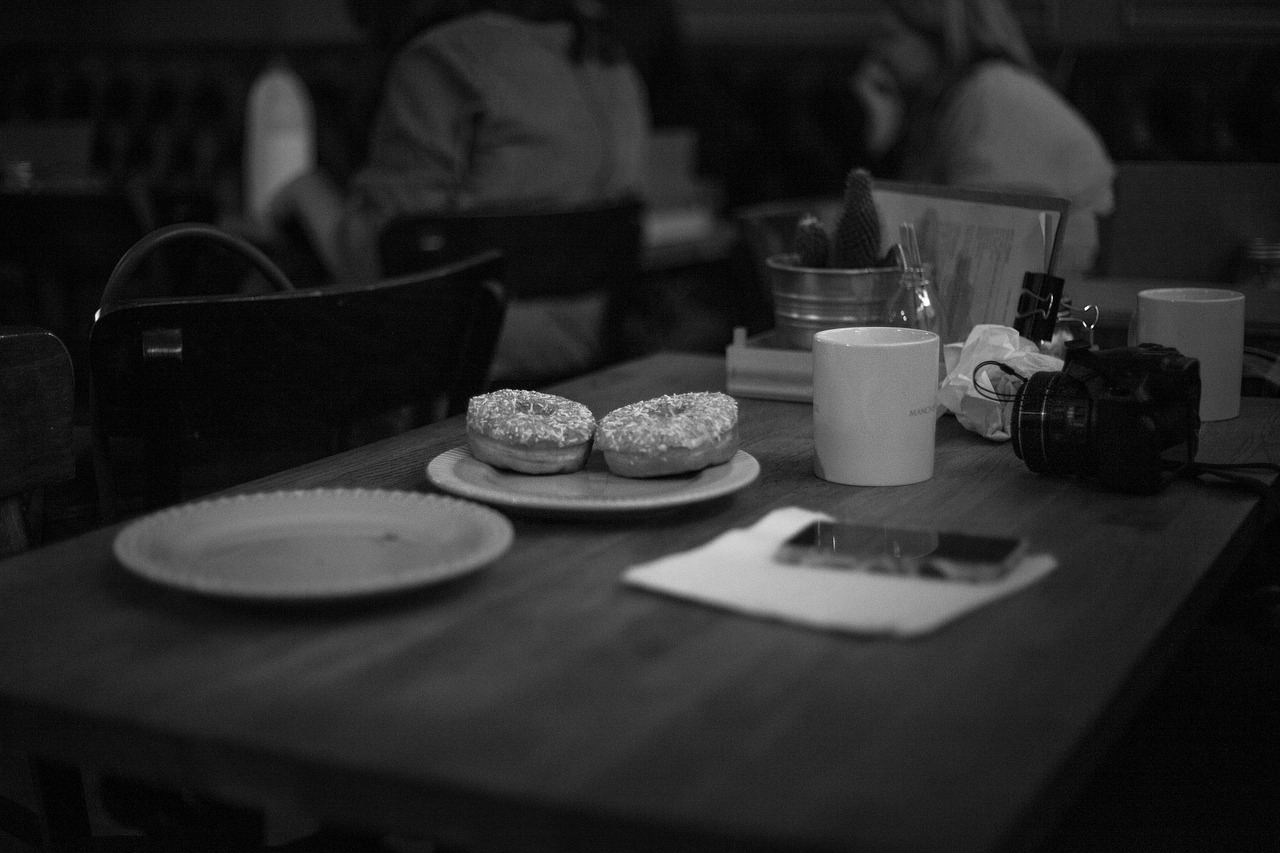 Image - black and white table chairs plate