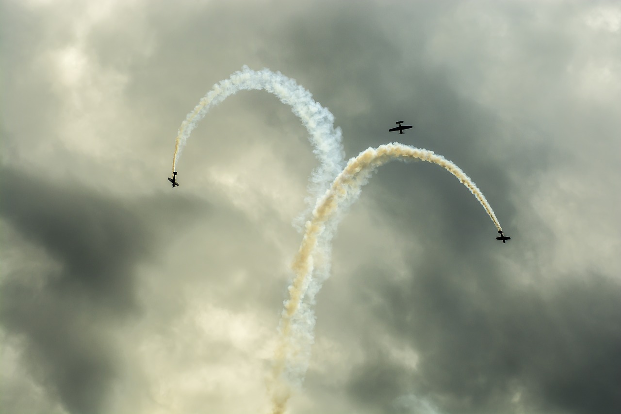 Image - the plane perform trick air show