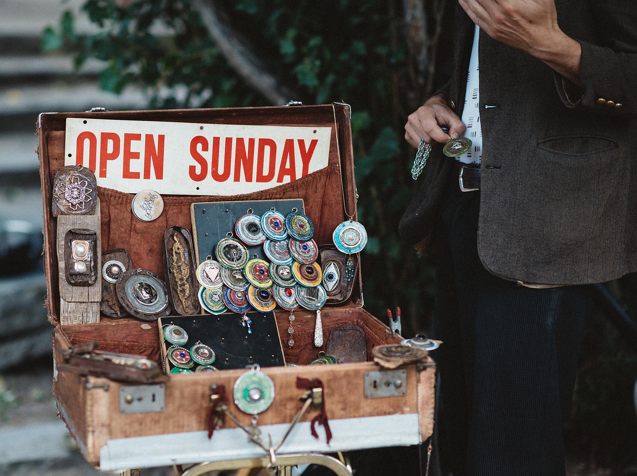 Image - sell necklace box business vendor